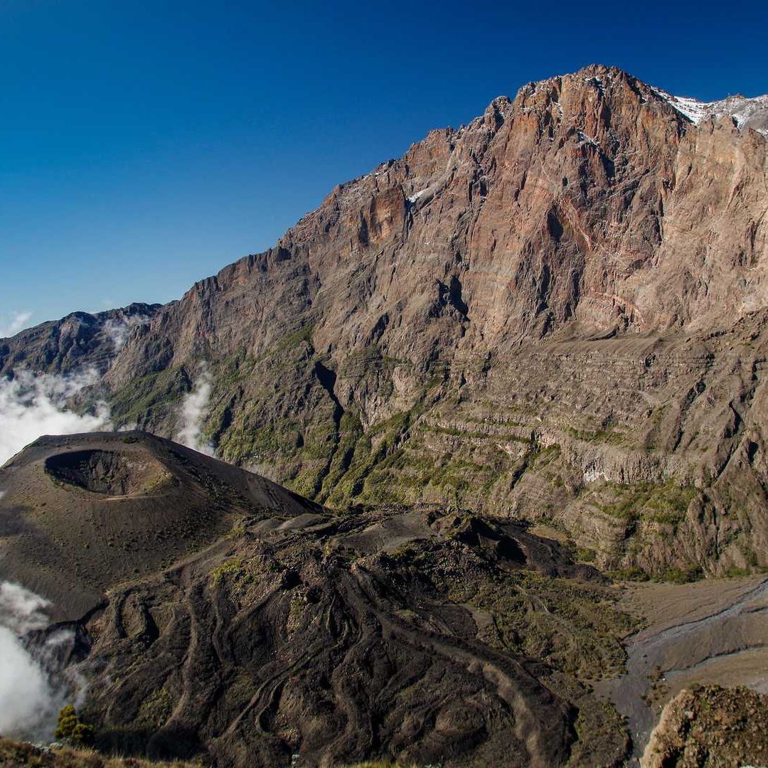 Mount Meru climbing route - 4-day luxury expedition with Kilimanjaro views